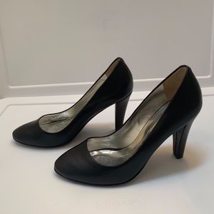 Kenneth Cole Black Leather Pumps